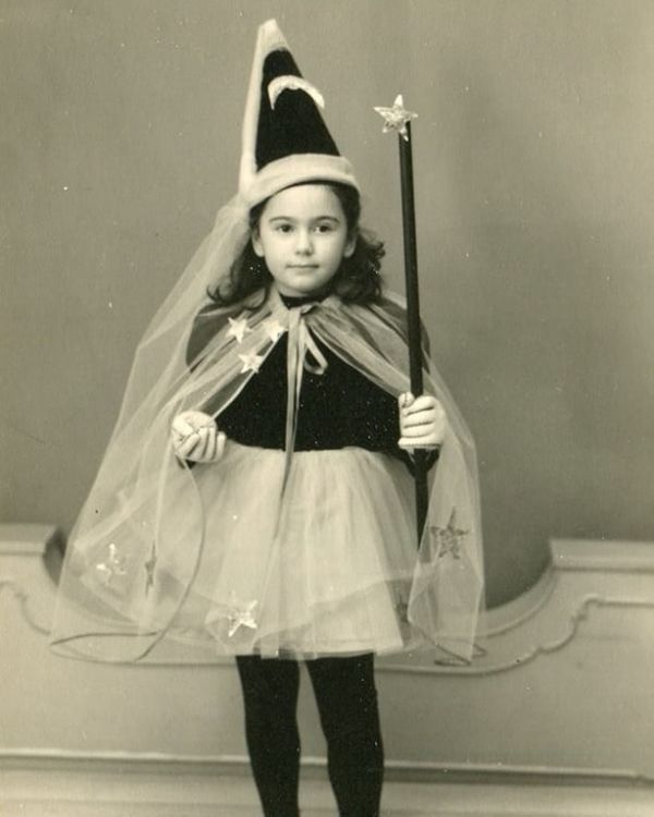 Ποιο είναι το κοριτσάκι της φωτογραφίας που το έντυναν με το... ζόρι τις Απόκριες;