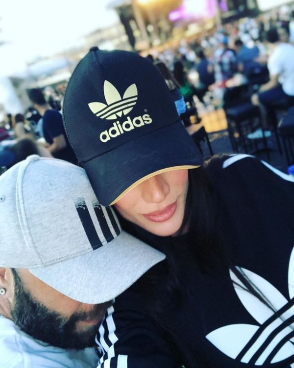 H Ήβη Αδάμου στην αγκαλιά του Μιχάλη Κουινέλη στον ένατο μήνα της εγκυμοσύνης της