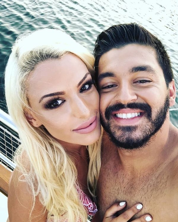  Η Στέλλα Μιζεράκη έβγαλε τους φακούς όχι όμως και τη ψεύτικη βλεφαρίδα!