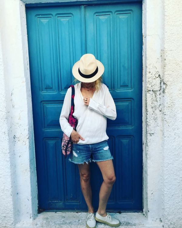 Δε φαντάζεστε ποια διάσημη ηθοποιός κάνει διακοπές στην Σαντορίνη 