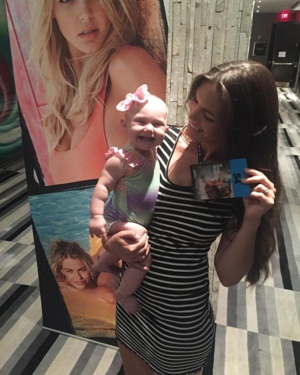 Μοντέλο κάνει πασαρέλα ενώ παράλληλα θηλάζει την κόρη της