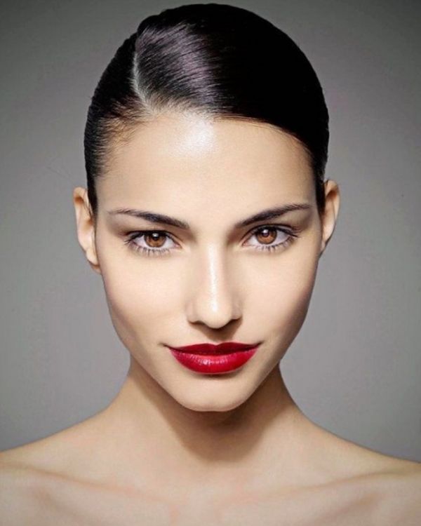 Hλιάνα Παπαγεωργίου: Η σερβιτόρα που κατέκτησε τις πασαρέλες και την καρδιά μας