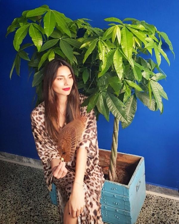 Hλιάνα Παπαγεωργίου: Η σερβιτόρα που κατέκτησε τις πασαρέλες και την καρδιά μας