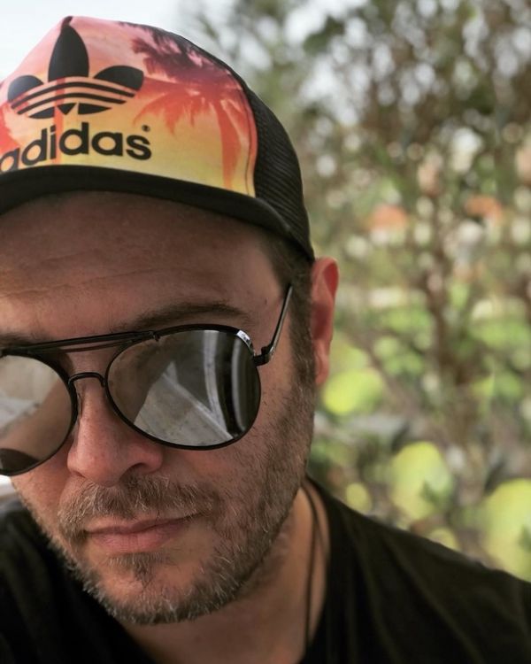 Λάμπης Λιβιεράτος: Στην Πάρο με την μικρή του κόρη