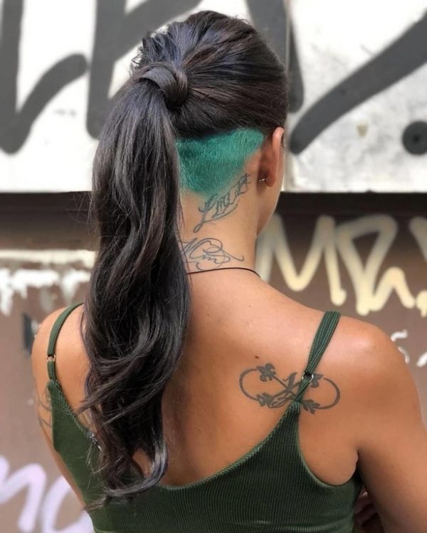 Έβαψε τα μαλλιά της τιρκουάζ! 