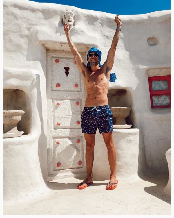 Αποχαιρετά τη Μύκονο και μας δείχνει τους κοιλιακούς του