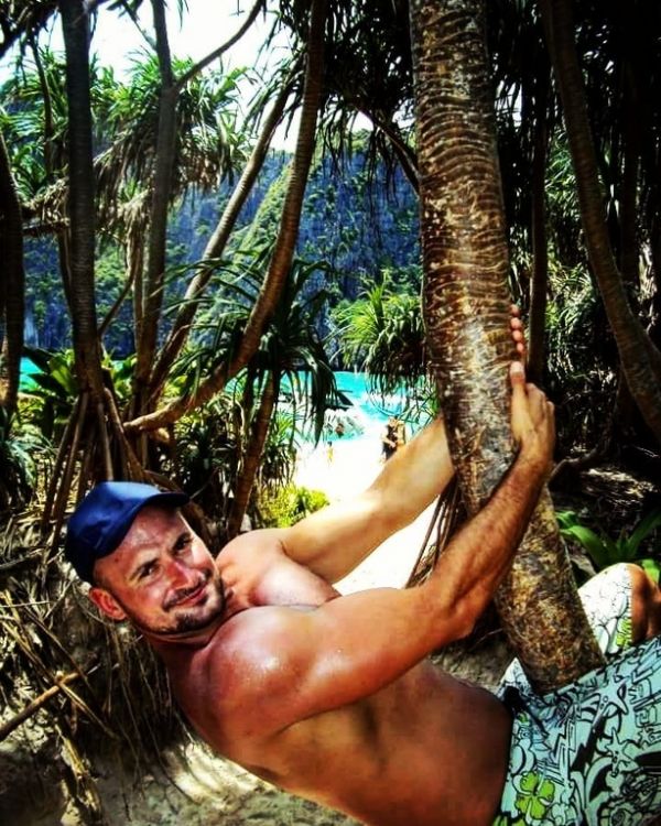 Πρώην παίκτης του Survivor κάνει διακοπές στα Pucket