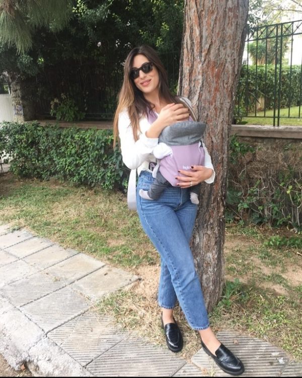 Πρωινή βόλτα με την κόρη της για γνωστή παρουσιάστρια