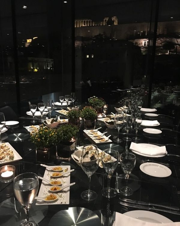 Ελισάβετ Μουτάφη: Δείπνο με τους άντρες της ζωής της με φόντο την Ακρόπολη 