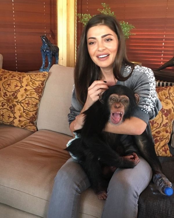 Παίκτρια του Power of love ποζάρει αγκαλιά με μια μαϊμού και αναρωτιέται αν μοιάζουν! 