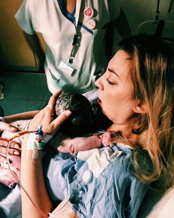 Η πρώτη φωτογραφία λίγα λεπτά μετά τη γέννηση του γιου της