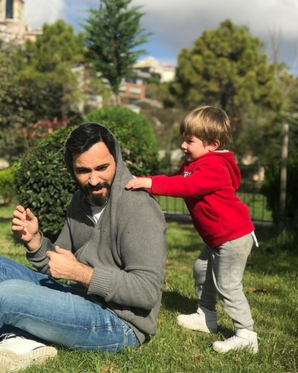 Δείτε τον «σκληρό» Μακσούτ της σειράς «Στα δίχτυα του πεπρωμένου» να παίζει με τον γιο του