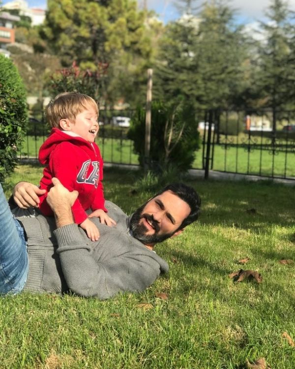 Δείτε τον «σκληρό» Μακσούτ της σειράς «Στα δίχτυα του πεπρωμένου» να παίζει με τον γιο του