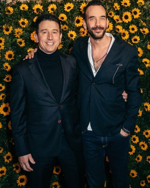 ILiOS: Η πιο κοσμοπολίτικη στοά της Αθήνας γέμισε ηλιοτρόπια  