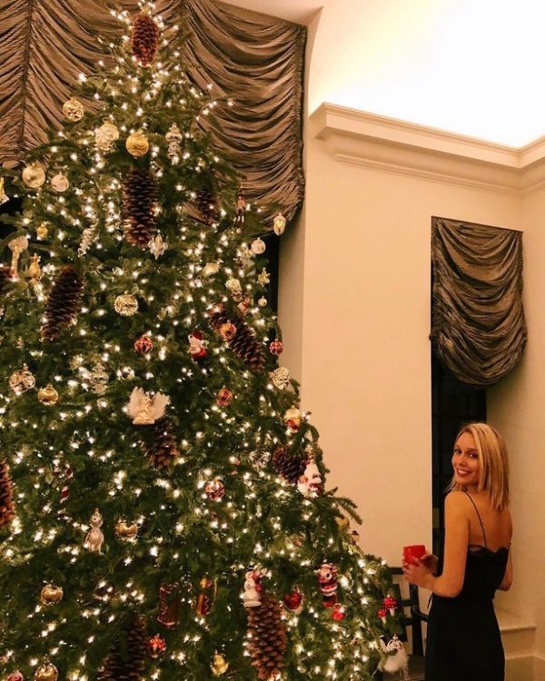 Μαρία-Ολυμπία: Ποζάρει δίπλα στο εντυπωσιακό βασιλικό χριστουγεννιάτικο δέντρο!