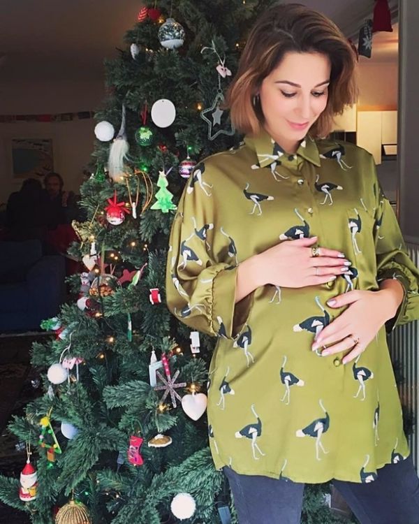 Παπουτσάκη: Ποζάρει στο χριστουγεννιάτικο δέντρο και μας δείχνει την φουσκωμένη κοιλίτσα της (pic)