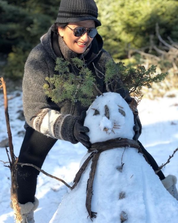Ελληνίδα τραγουδίστρια ποζάρει με τον χιονάνθρωπο και μας εύχεται καλή χρονιά!