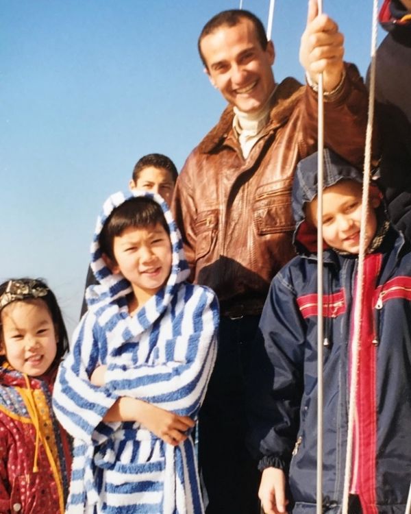 Αναγνωρίζετε το αγοράκι της φωτογραφίας που βούτηξε να πιάσει στον Σταυρό;