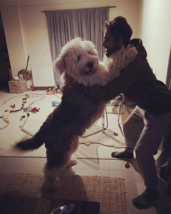 Μάριος Πρίαμος Ιωαννίδης: Θα ξετρελαθείτε αν δείτε τη φωτογραφία με τον σκύλο-αρκούδα που πόσταρε