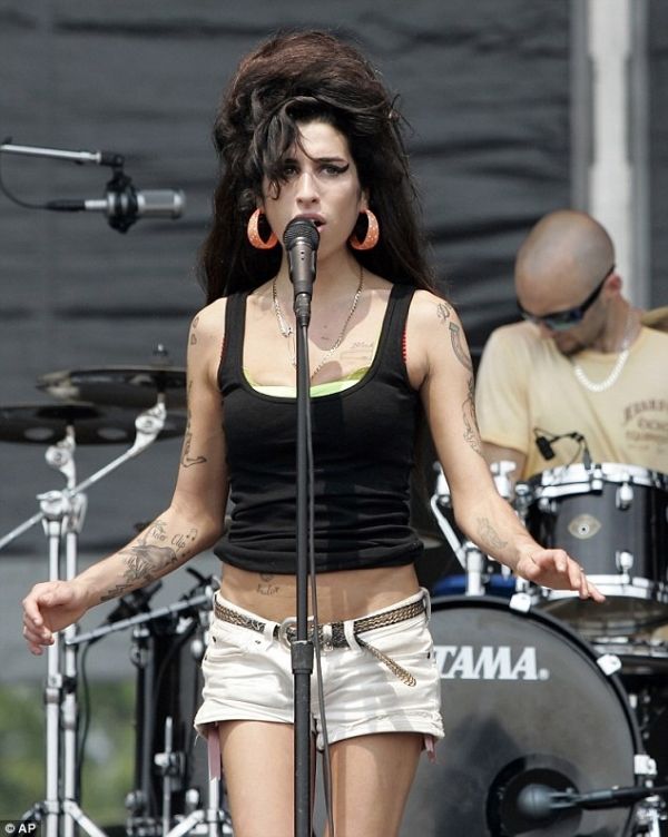 Το συγκλονιστικό βιβλίο της μητέρας της Amy Winehouse και οι αποκαλύψεις!