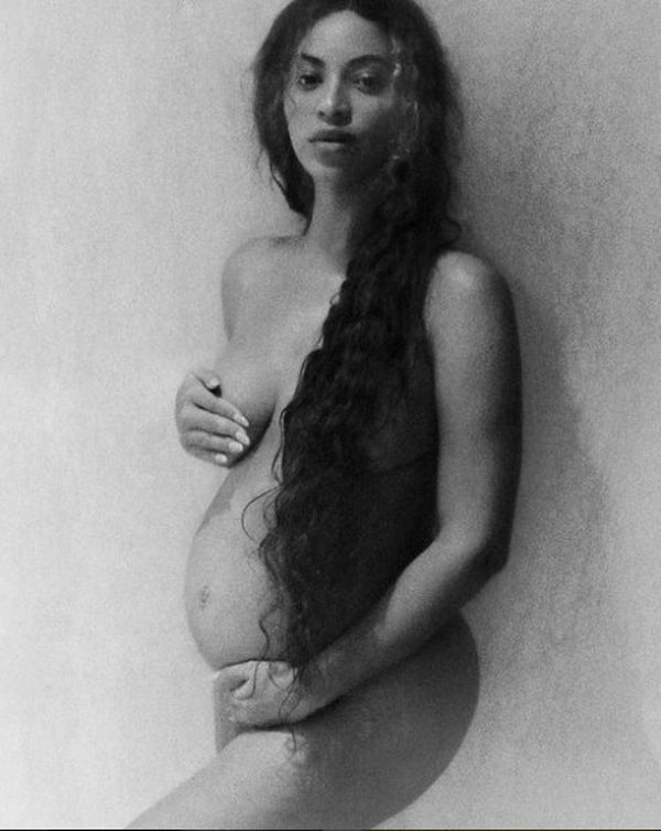 Ολόγυμνη η Beyonce. Φωτογραφίζεται με την κοιλίτσα της φουσκωμένη