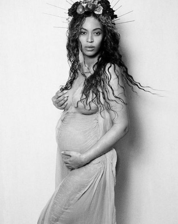 Ολόγυμνη η Beyonce. Φωτογραφίζεται με την κοιλίτσα της φουσκωμένη