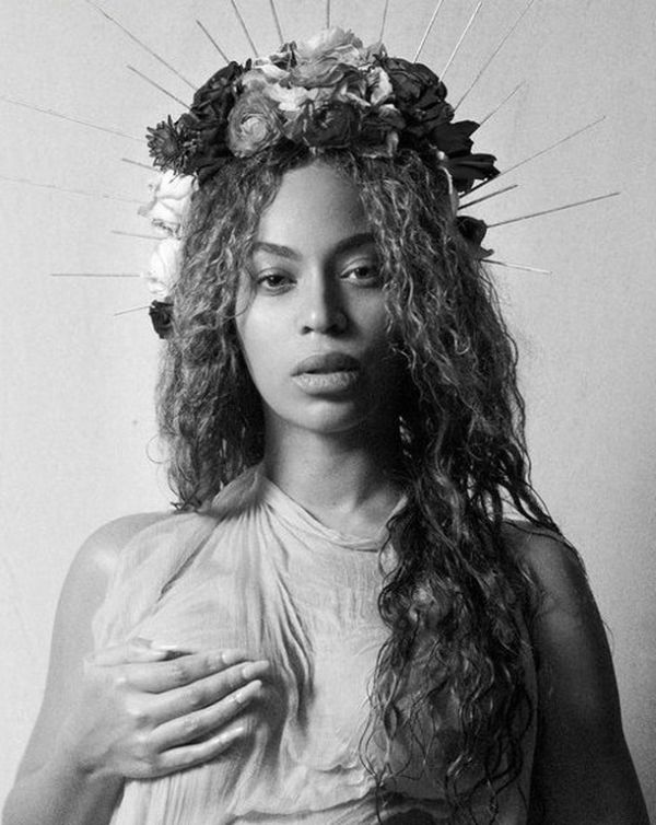 Ολόγυμνη η Beyonce. Φωτογραφίζεται με την κοιλίτσα της φουσκωμένη