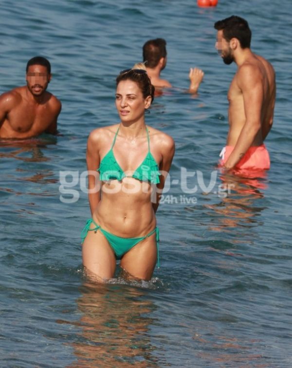 Αναστάτωσε τη Ρόδο με το πράσινο μικροσκοπικό μπικίνι της