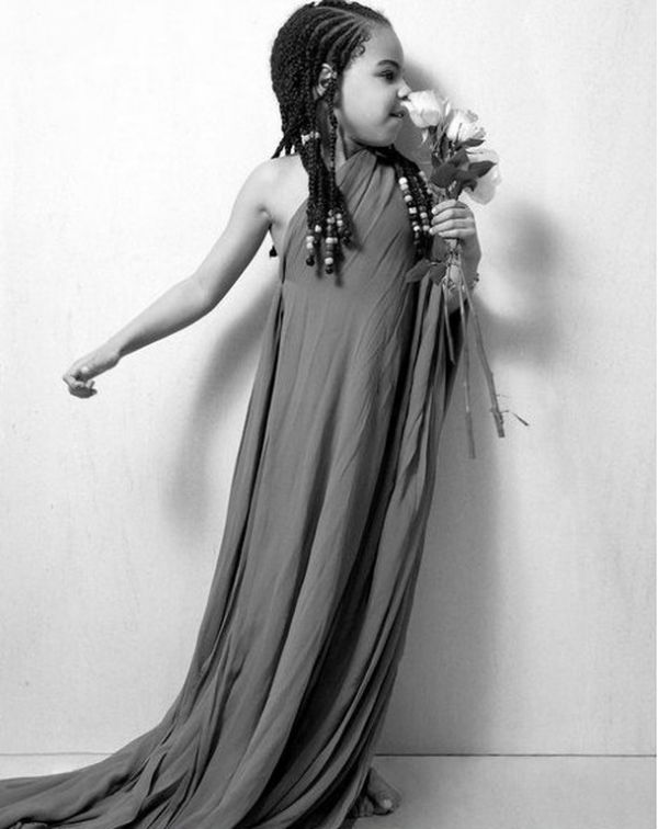 Ολόγυμνη η Beyonce. Φωτογραφίζεται με την κοιλίτσα της φουσκωμένη