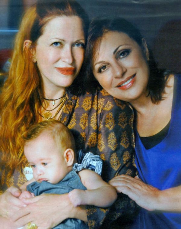 Η Χαρούλα Αλεξίου με την βαφτιστήρα της