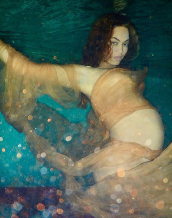 Ολόγυμνη η Beyonce. Φωτογραφίζεται με την κοιλίτσα της φουσκωμένη