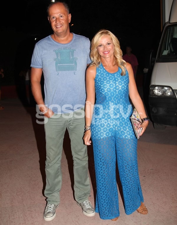 Απίστευτο! Πασίγνωστη Ελληνίδα παρουσιάστρια έκανε επίσημη εμφάνιση με αυτό το ντύσιμο χθες! 