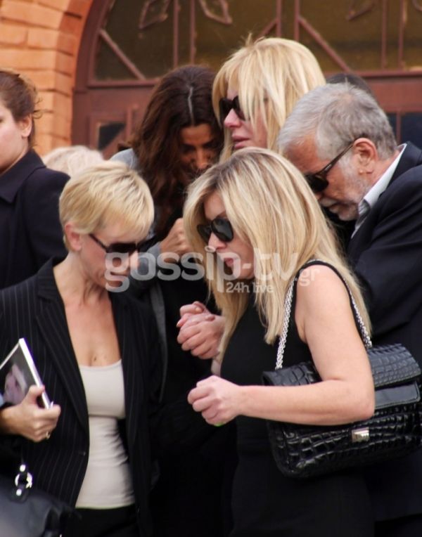 Κατέρρευσε η Λίζα Δουκακάρου στην κηδεία του συζύγου της