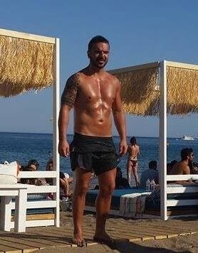 Κι όμως είναι... Έλληνας τραγουδιστής, που πριν λίγες μέρες παντρεύτηκε!