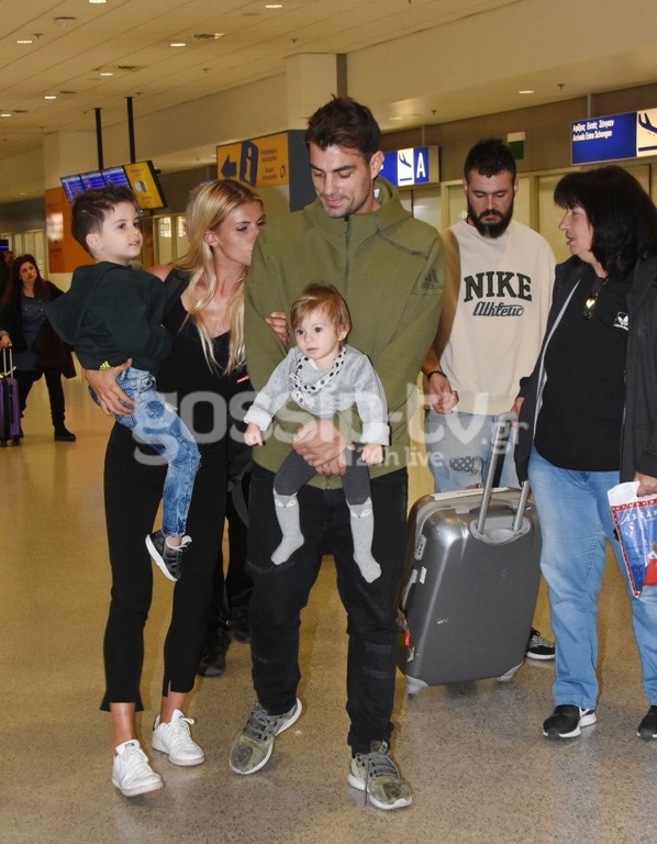 Nomads: Η Όλγα Πηλιάκη επέστρεψε – Συγκινημένη στην αγκαλιά του άντρα της και των παιδιών της