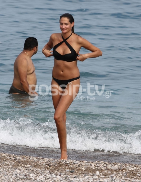 Έβαλε «φωτιές» στη Ρόδο με τη σέξι της εμφάνιση στην παραλία