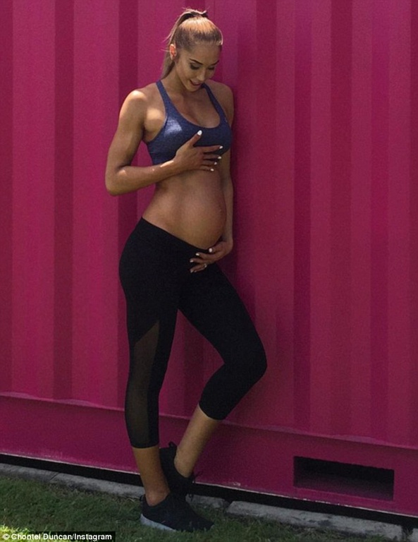 Σοκαριστικό! Μοντέλο είναι 8 μηνών έγκυος και έχει… κοιλιακούς φέτες!