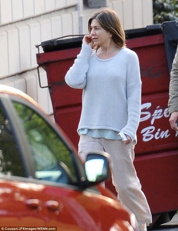 Δείτε την Aniston μελαχρινή, άβαφτη και… μουτρωμένη!