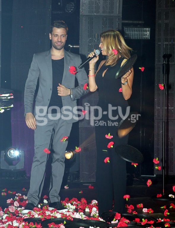 Σε τρελά κέφια η Κοκκίνου! Τα «έσπασε» στον Αργυρό