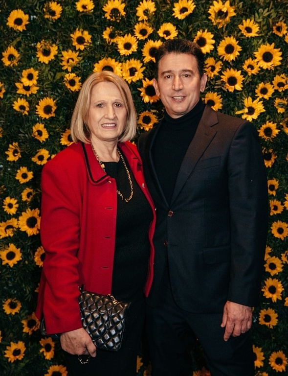 ILiOS: Η πιο κοσμοπολίτικη στοά της Αθήνας γέμισε ηλιοτρόπια  