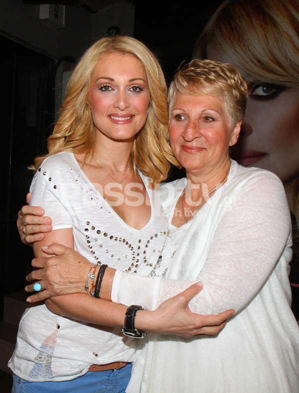 Και όμως είναι η μαμά της… (φωτό)