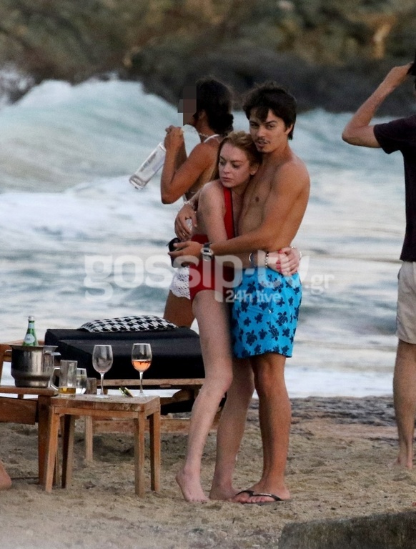 «Καυτά» φιλιά σε παραλία της Μυκόνου για τους...