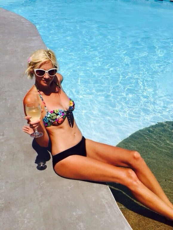 Χάσαμε το μέτρημα! Δείτε πόσα μαγιό έβαλε η Τζούλια στην Μύκονο! (φωτό)