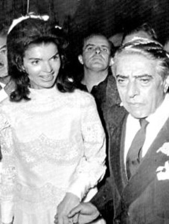 Η οικονόμος της οικογένειας Ωνάση θυμάται: «Εγώ έφτιαξα τον γάμο της Τζάκι με τον Αρίστο»