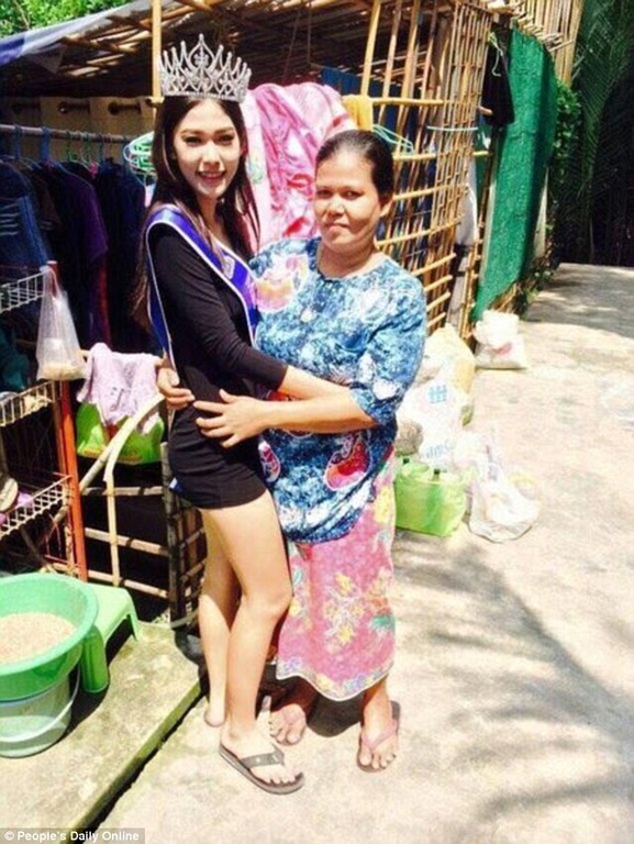 Ρίγη συγκίνησης: Εστεμμένη καλλιστείων προσκυνά τη ρακοσυλλέκτρια μητέρα της