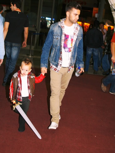 VIDEO: Ποιος διάσημος μπαμπάς ντύνεται κάθε χρόνο Άγιος Βασίλης;