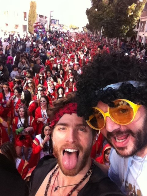 Δείτε τον Γιώργο Μανίκα να παρελαύνει στο καρναβάλι της Λεμεσού