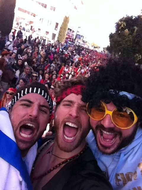 Δείτε τον Γιώργο Μανίκα να παρελαύνει στο καρναβάλι της Λεμεσού