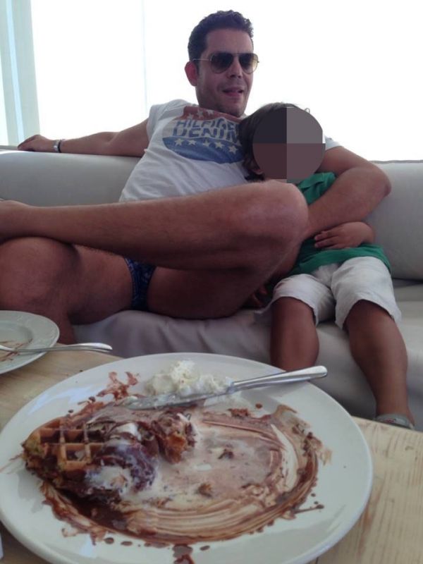 Τα μακροβούτια γνωστού Έλληνα τραγουδιστή!