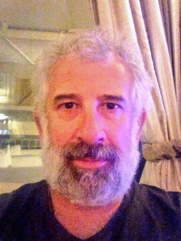 Νέο look για τον Πέτρο Φιλλιπίδη! Με μαύρα μαλλιά και ξυρισμένο μούσι!